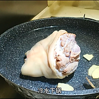 #肉食主义狂欢#经典川菜东坡肘子，色泽红亮，肥而不腻的做法图解1