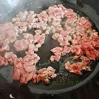葱椒牛肉香芹粒的做法图解1