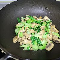 #一周减脂不重样#  口蘑炒油菜的做法图解5