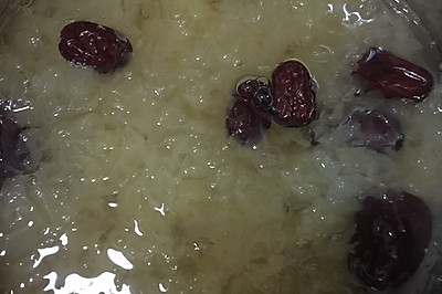 冰糖银耳莲子红枣羹