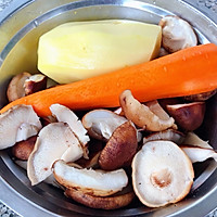 #元宵节美食大赏#排骨炖土豆香菇胡萝卜的做法图解2