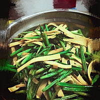 芹菜炒豆腐皮的做法图解6