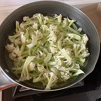 美味炒菜花的做法图解1