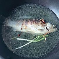 鲫鱼蛋花汤的做法图解5