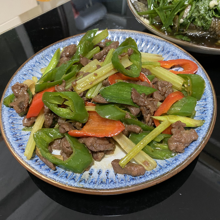 香芹尖椒炒牛肉的做法