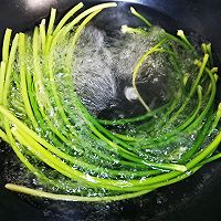 凉拌蒜苔的做法图解1