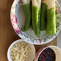 油焖尖椒裹金针菇的做法图解1