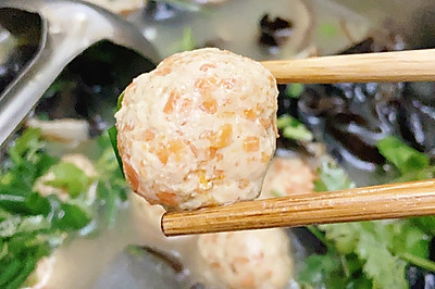 黑木耳菌菇肉丸汤（一款减脂和不减脂都可以喝的冬日暖汤