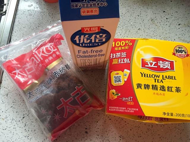 一杯冬日暖心奶茶的做法图解1