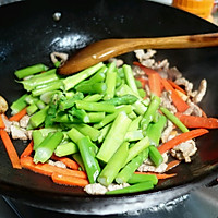 『好色』芦笋胡萝卜炒肉的做法图解3