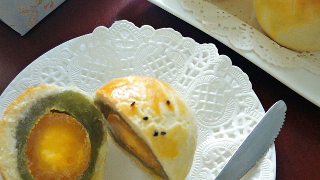 翡翠莲蓉蛋黄酥的做法