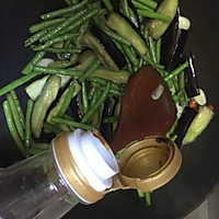 豇豆炒茄子的做法图解13