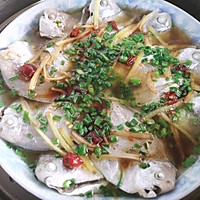 8分钟就能出锅的------清蒸葱油小鲳鱼的做法图解3