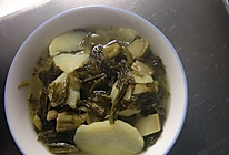酸咸菜土豆汤的做法