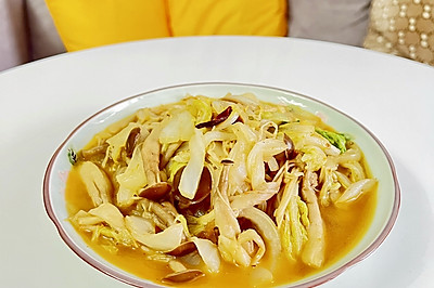 酸辣白菜炒蘑菇，美味一点不含糊