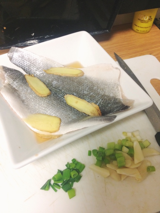 豆腐炖鱼的做法图解1