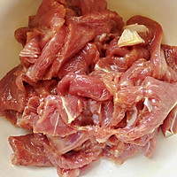 酸菜牛肉煲的做法图解1