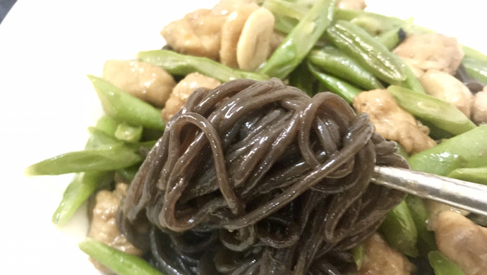 去秋膘料理四季豆焖蕨根粉