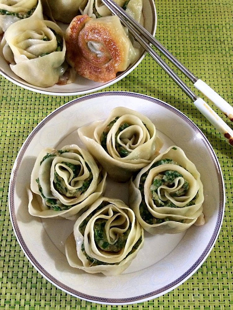 玫瑰花饺子皮卷的做法