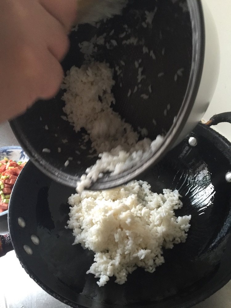 鸡蛋蒜苔火腿炒米饭的做法图解2
