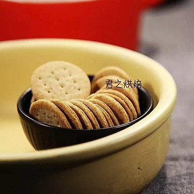 薄薄的，脆脆的，减肥期也能吃的全麦苏打饼干