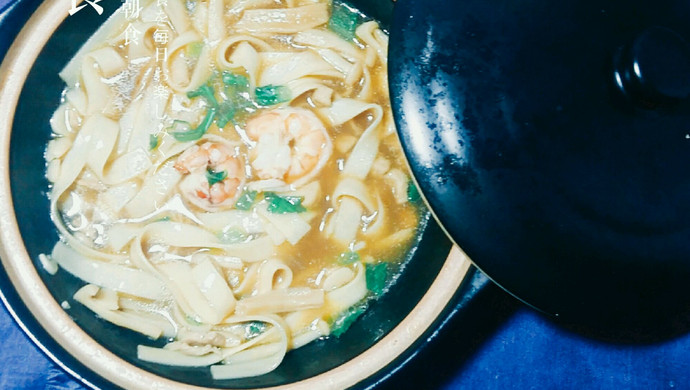 海鲜菇肉片面条汤