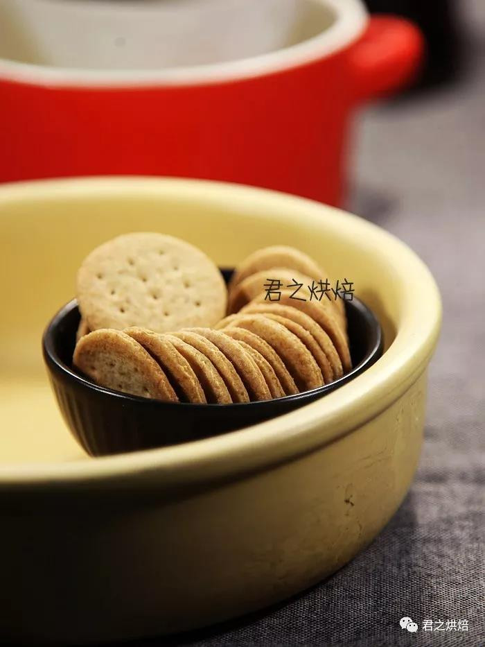 薄薄的，脆脆的，减肥期也能吃的全麦苏打饼干的做法