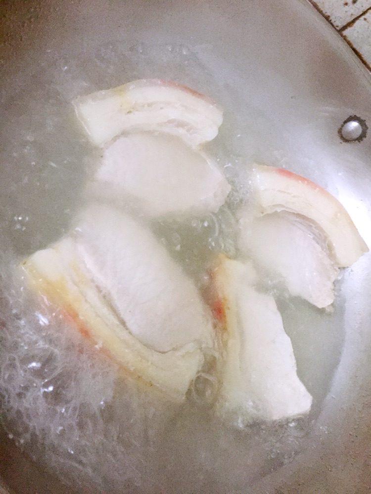 地道川菜———梅菜蒸扣肉的做法图解2