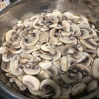 奶油培根蘑菇虾仁玉米意面的做法图解1
