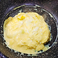 滑蛋火腿三明治蛋多到爆出来的做法图解2