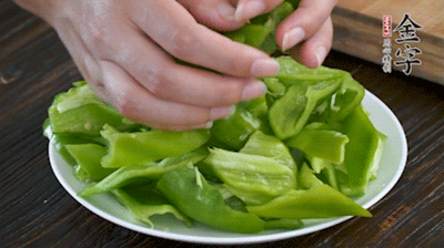 火腿炒尖椒的做法图解2