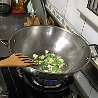 快手的蟹味菇炒小油菜的做法图解3