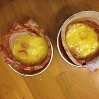 健康早餐：培根鸡蛋卷、芝士香肠面包配生菜沙拉的做法图解2