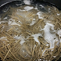 好吃不胖！清爽不油腻的酸辣虾仁凉拌荞麦面的做法图解7