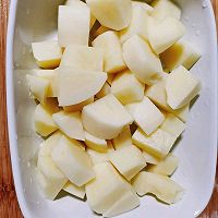 腊肠土豆焖饭#夏日消暑，非它莫属#的做法图解3