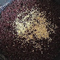 咸蛋黄肉松紫米饭团的做法图解1