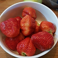 水果沙拉，酸奶，草莓的做法图解1