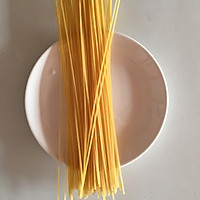 什锦番茄虾仁炒意面的做法图解2