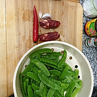 荷兰豆炒腊肠的做法图解2