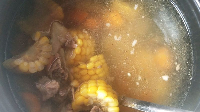 新手煲汤必备――胡萝卜玉米骨头汤的做法