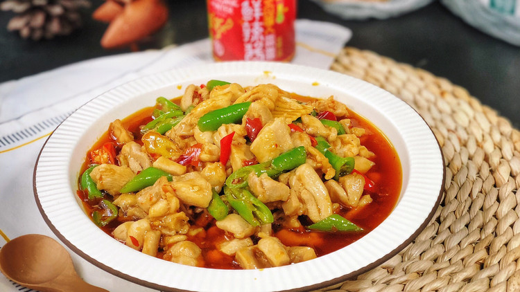 尖椒炒鸡腿肉，越辣越想吃的做法