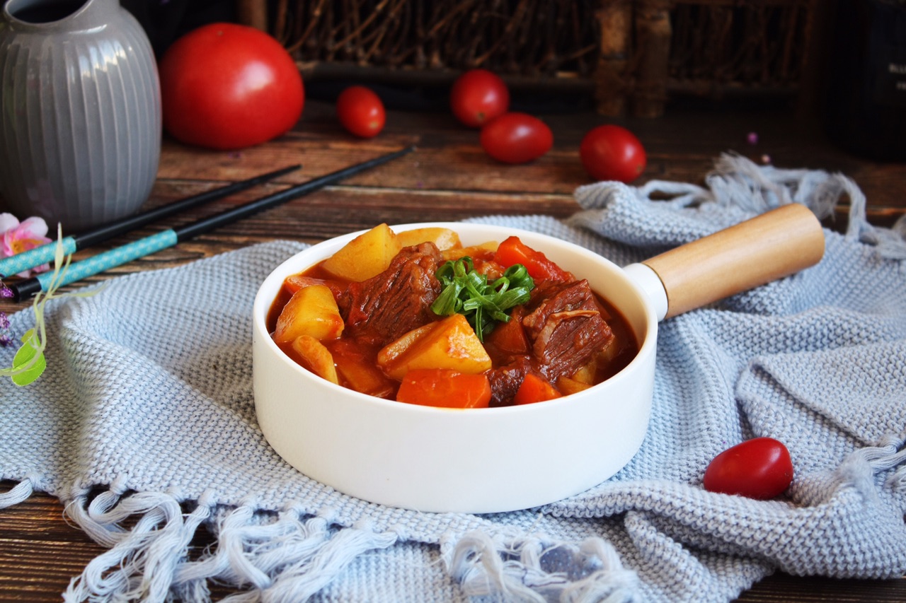 Braised beef with tomato and potato