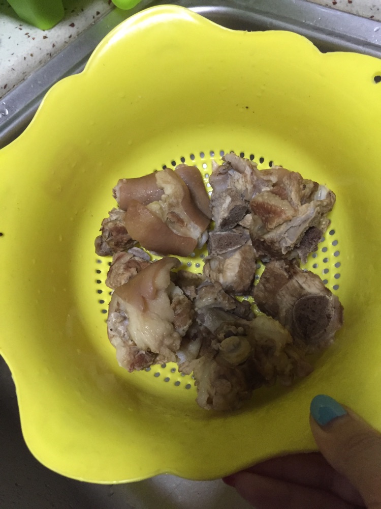 芋头栗子炖排骨的做法图解2