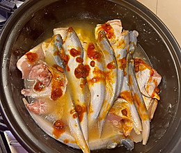 豆酱焖海杂鱼（海刀鱼和黄花鱼）的做法