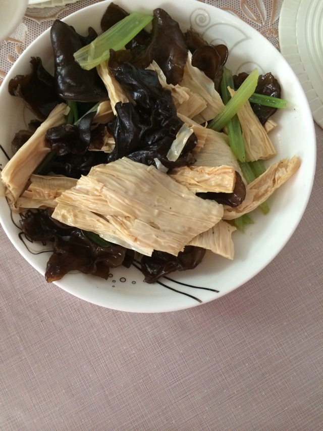芹菜腐竹拌黑木耳