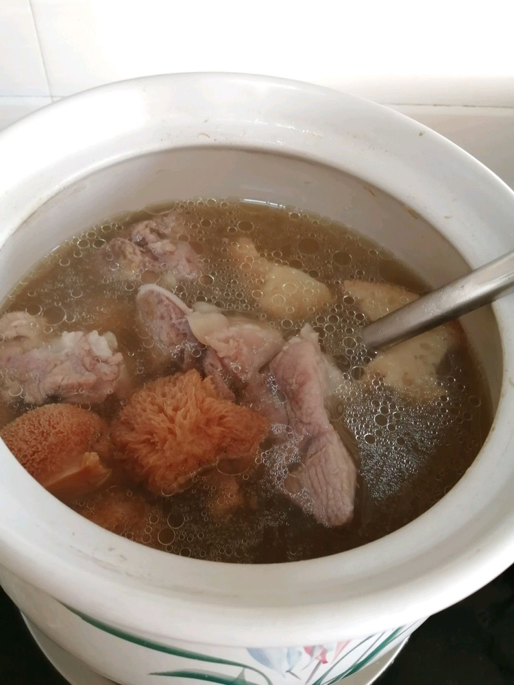猴头菇煲骨头汤的做法