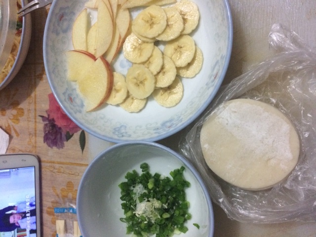 苹果香蕉葱花饼的做法图解1
