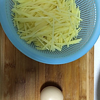 土豆丝炒蛋的做法图解1
