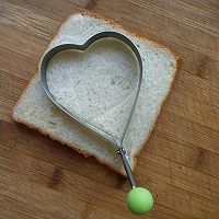 #女神野餐记#爱心煎蛋吐司早餐的做法图解2