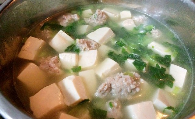 青菜豆腐圆子汤